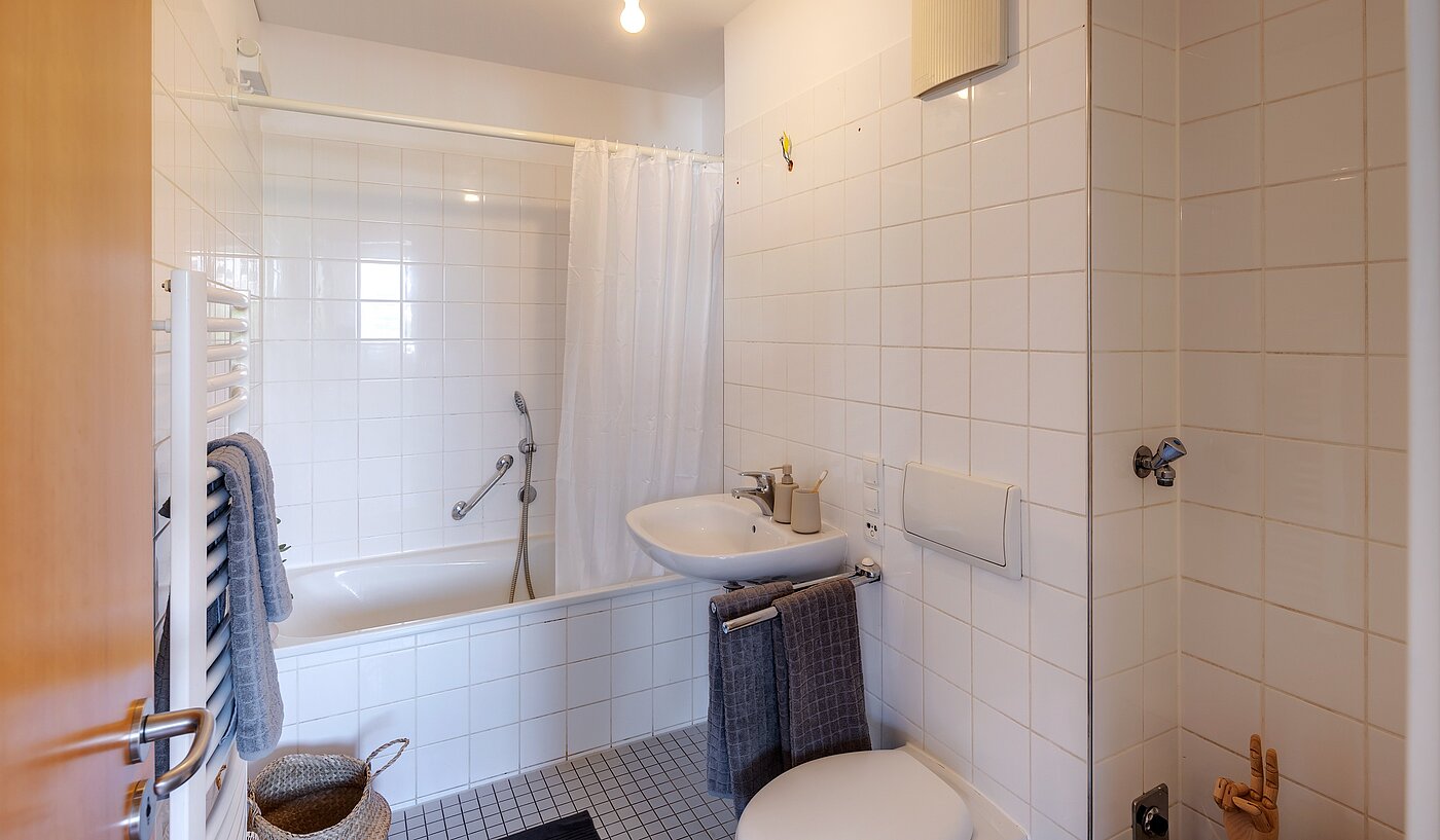 Apartment with 2 room | München-Schwanthalerhöhe | 2206ML11 | Das Wannenbad mit Anschluss f.d. Waschmaschine ...