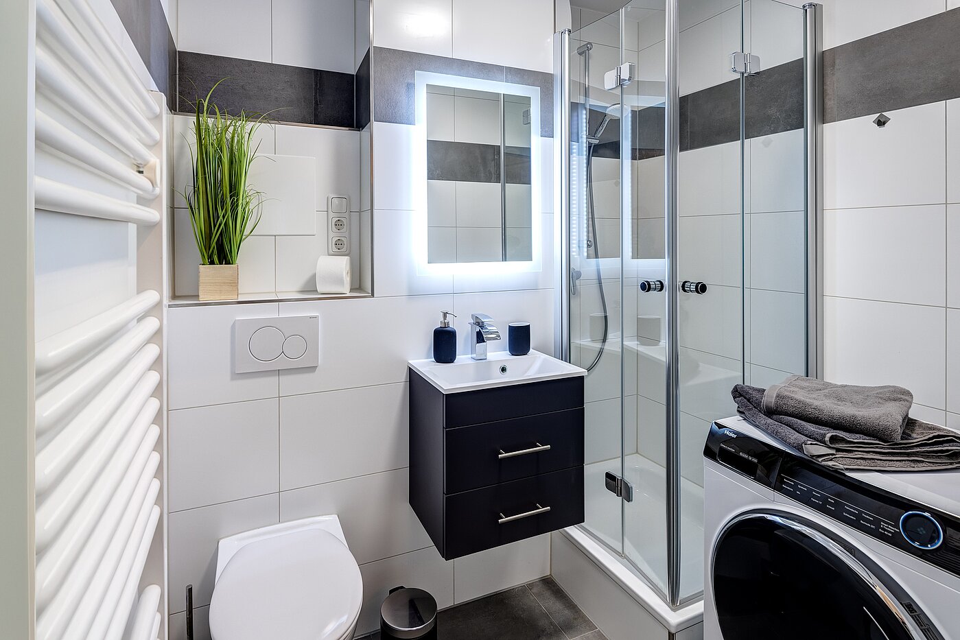 Apartment with 1 room | München-Milbertshofen | 70183 | Badezimmer mit Waschtrockner