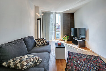 Neuhausen: Bright, furnished 2-room apartment with a balcony and a bay window – available