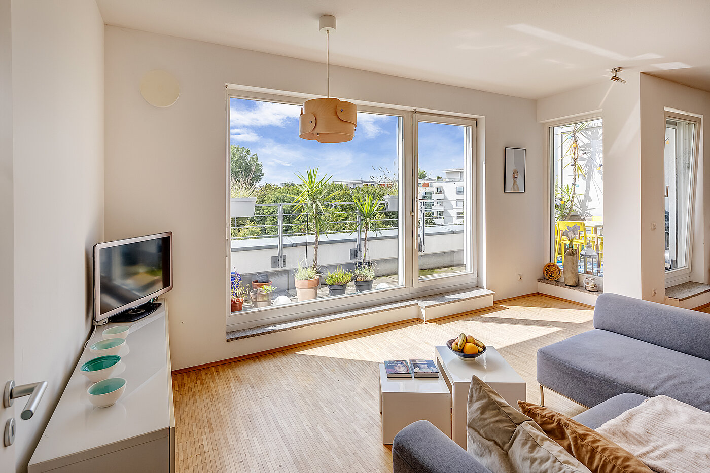 Apartment with 2 room | München-Schwabing | 70153 | ...mit großer Fensterfront