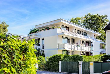 Obermenzing: Freshly renovated 1-room apartment with south-facing balcony - available