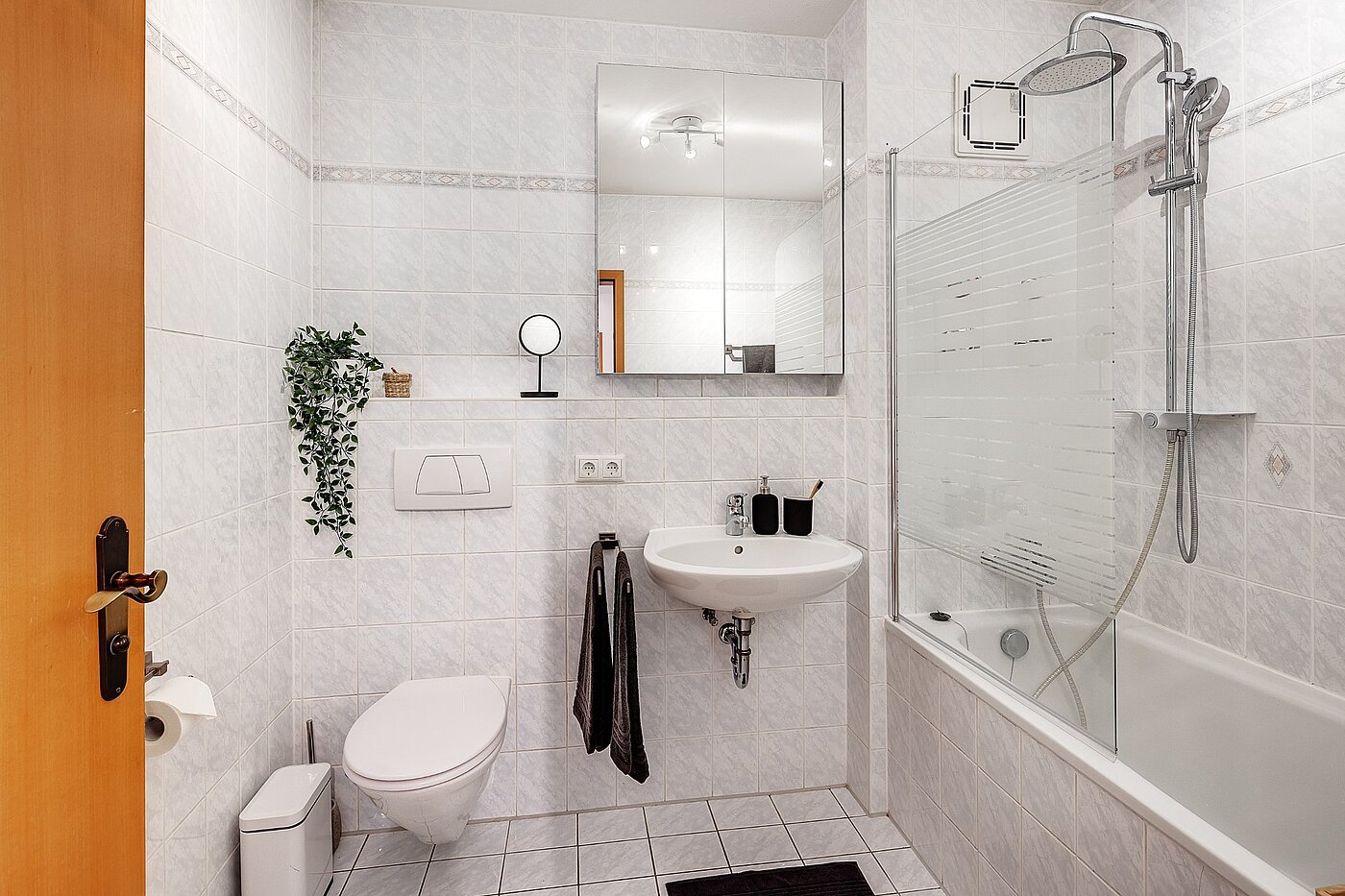 Apartment with 3 room | München-Hasenbergl | 2105ML10 | Bad mit Wanne