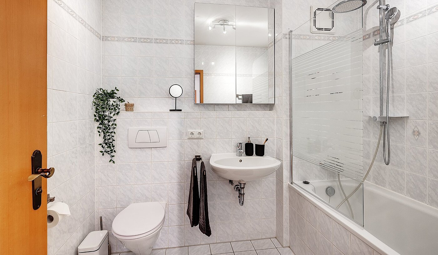 Apartment with 3 room | München-Hasenbergl | 2105ML10 | Bad mit Wanne