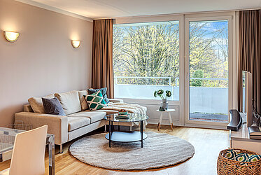 Bogenhausen, spacious 3-room apartment with modern furnishings!