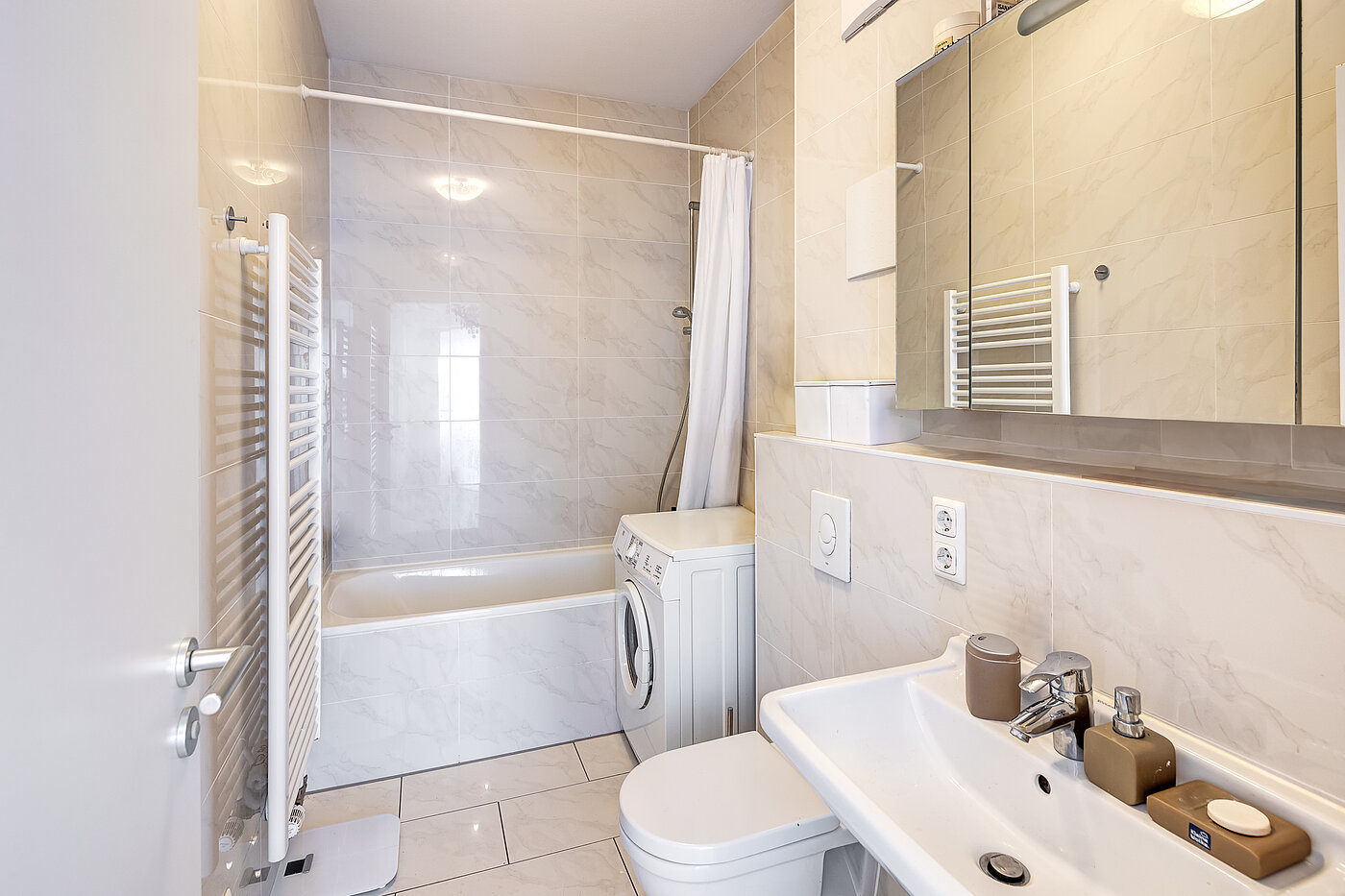 Apartment with 2 room | München-Schwabing | 70153 | Bad mit Badewanne...