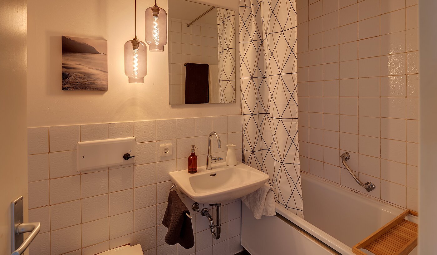 Apartment with 1 room | München-Au | 2211ML1 | Badezimmer mit Wanne und...