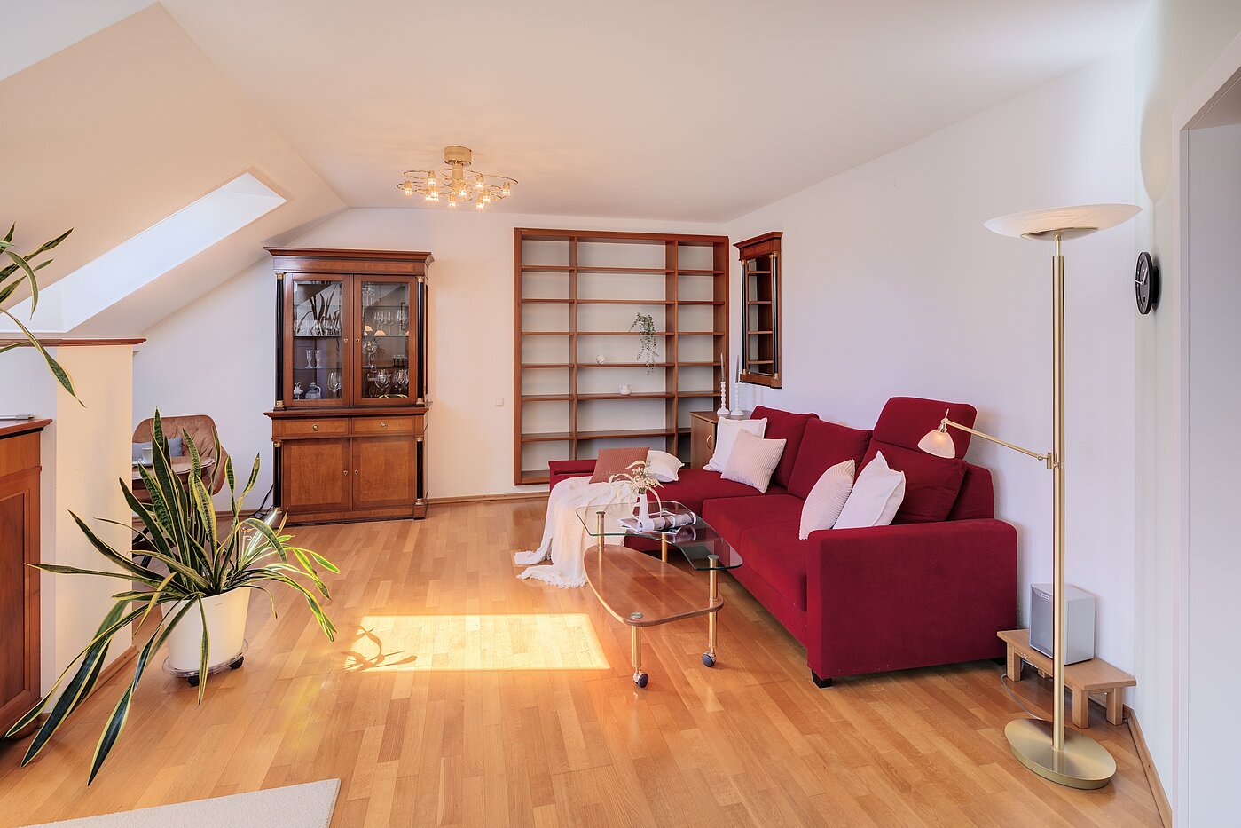 Attic Apartment with 3 room | 70501 | ...Wohnen