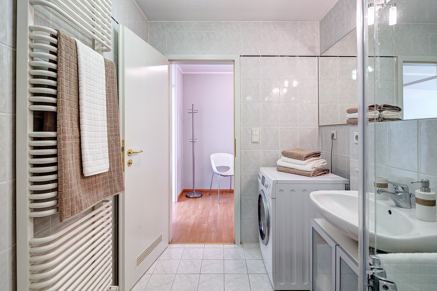 Apartment with 2 room | München-Schwabing | 70102 | Handtuchheizkörper und Wasch-Trockner