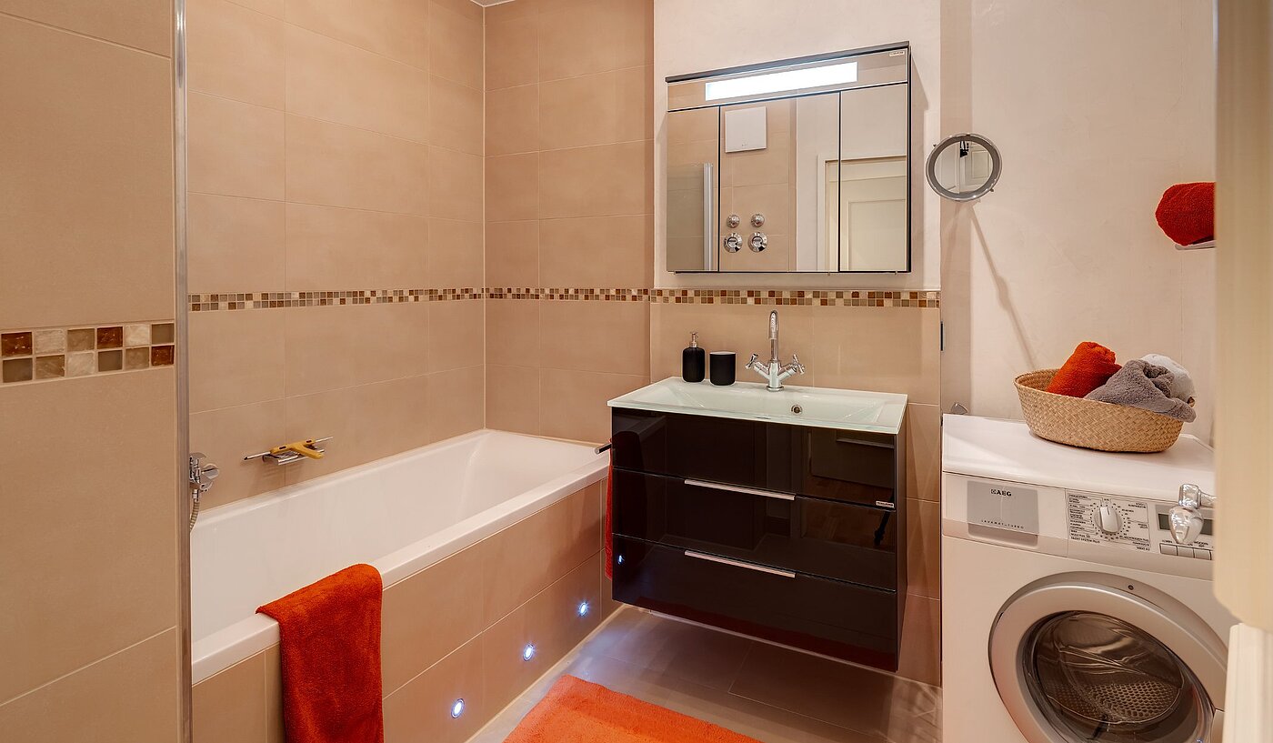 Apartment with 2 room | München-Altstadt | 2106ML7 | Bad mit Badewanne und...