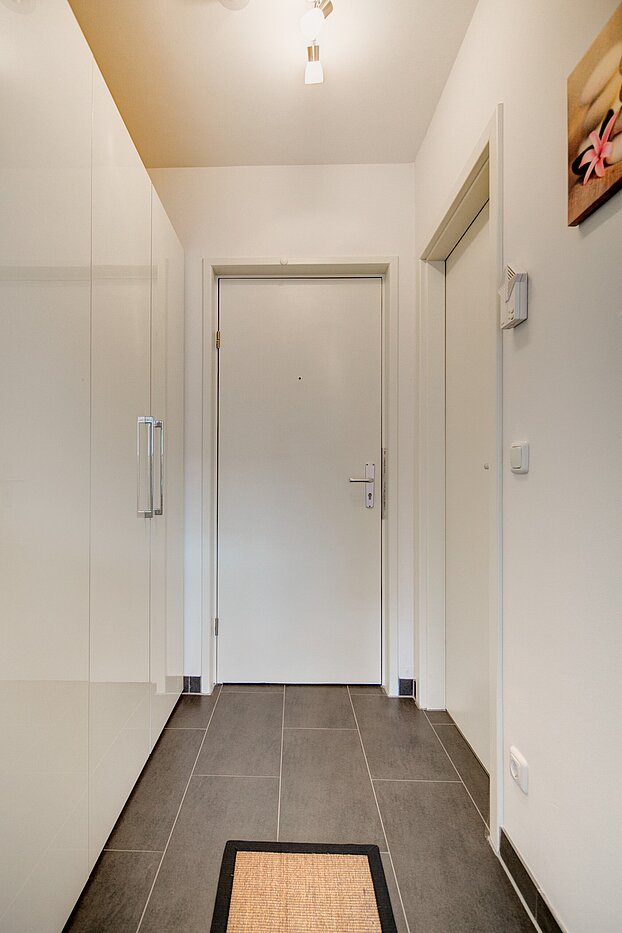 Apartment with 1 room | München-Berg am Laim | 70064 | Flur mit Garderobenschrank