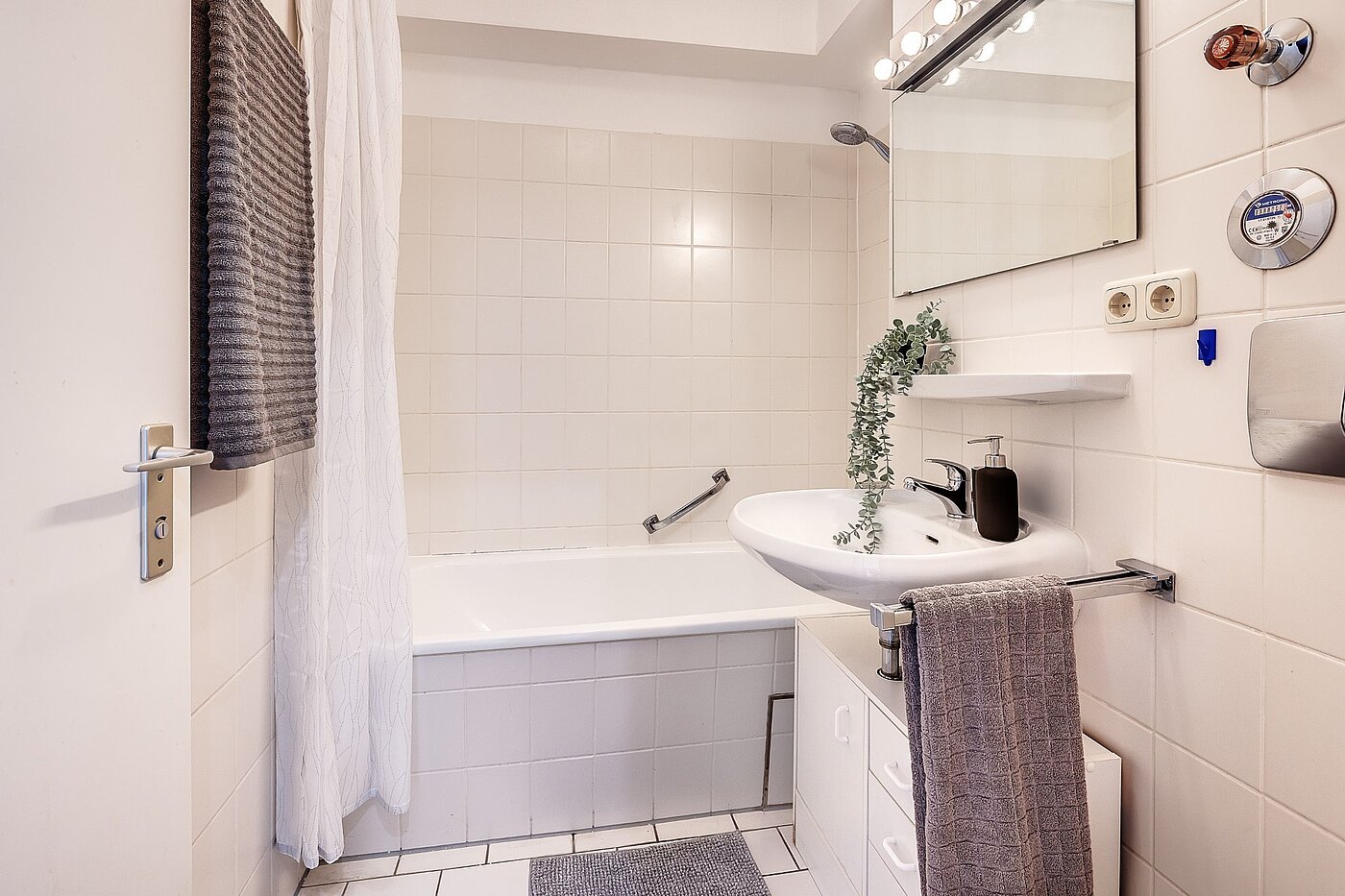 Apartment with 1 room | München-Perlach | 2102ML1 | Bad mit Badewanne