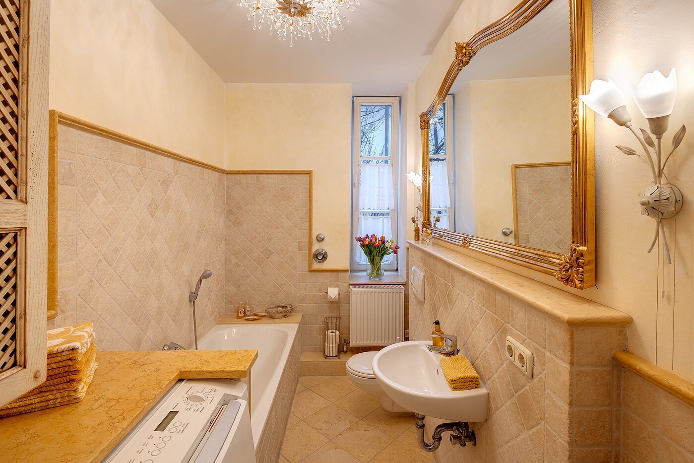 Apartment with 5 room | München-Altstadt | 700121 | Tageslichtbad mit Badewanne