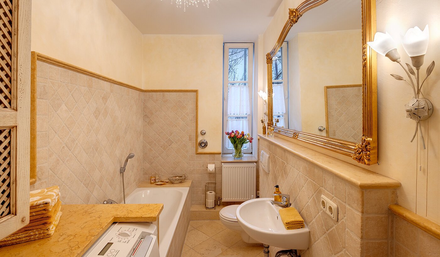 Apartment with 5 room | München-Altstadt | 700121 | Tageslichtbad mit Badewanne