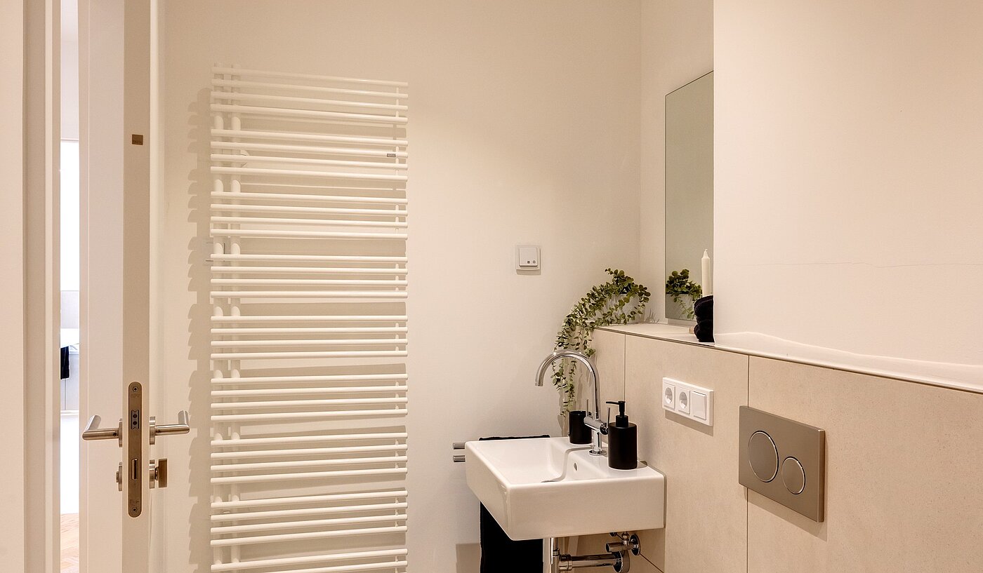 Terrassenwohnung with 3 room | München-Harlaching | 70371 | Gästetoilette mit...