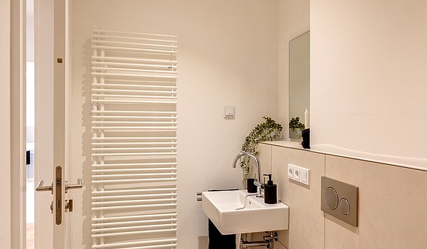 Terrassenwohnung with 3 room | München-Harlaching | 70371 | Gästetoilette mit...