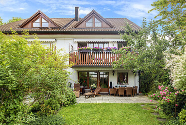 Well-maintained 2-room apartment with garden and hobby room in Lochhausen.