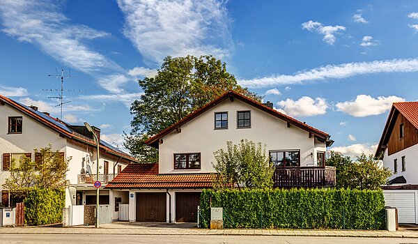 Apartment with 3 room | München-Trudering | 70481 | Außenansicht mit Garage