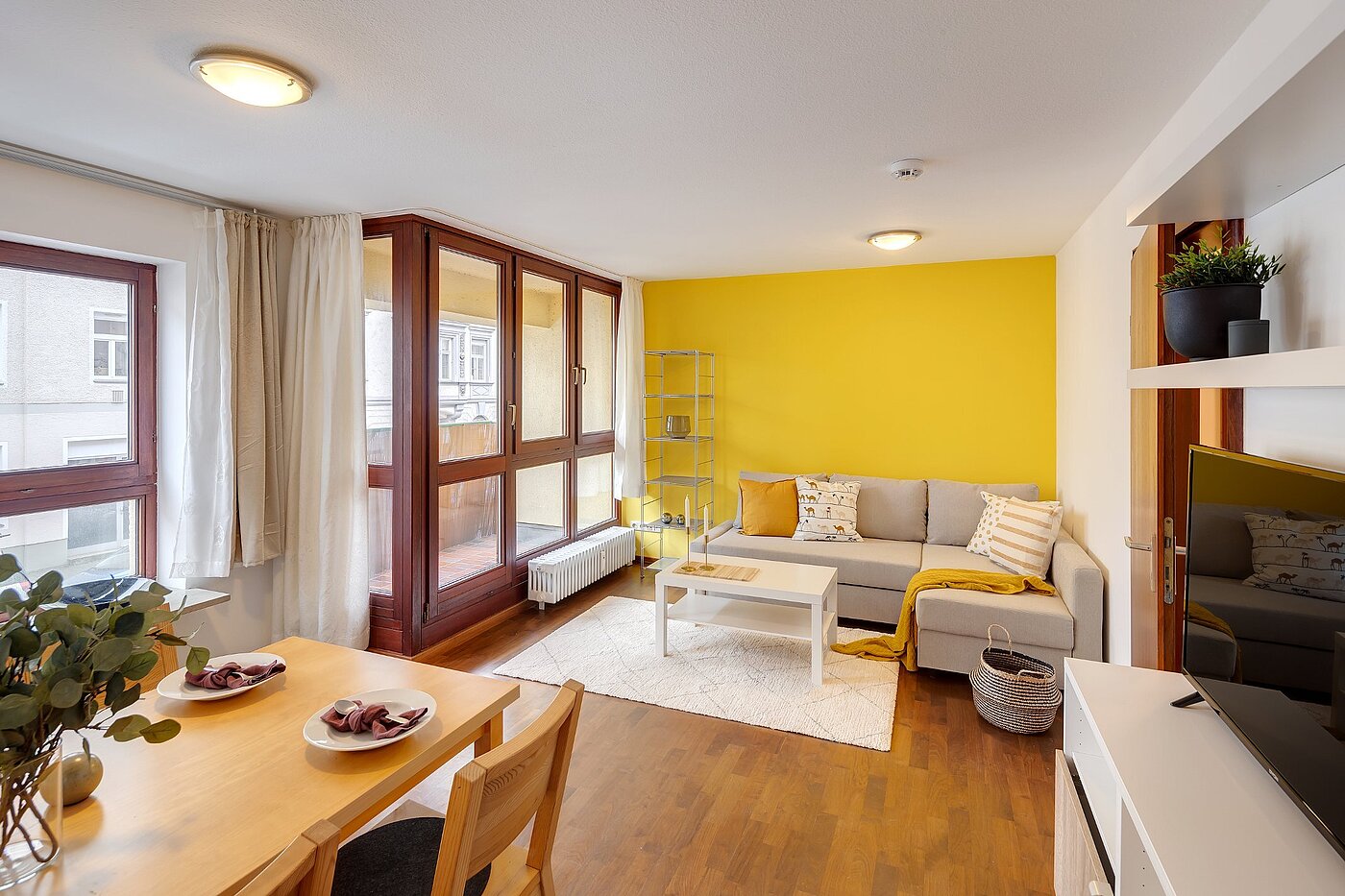 Apartment with 2 room | München-Neuhausen | 2012ML5 | Wohnzimmer mit Loggia