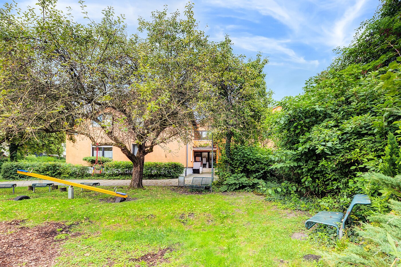 Attic Apartment with 3 room | Karlsfeld | 70217 | Vor dem Haus viel...