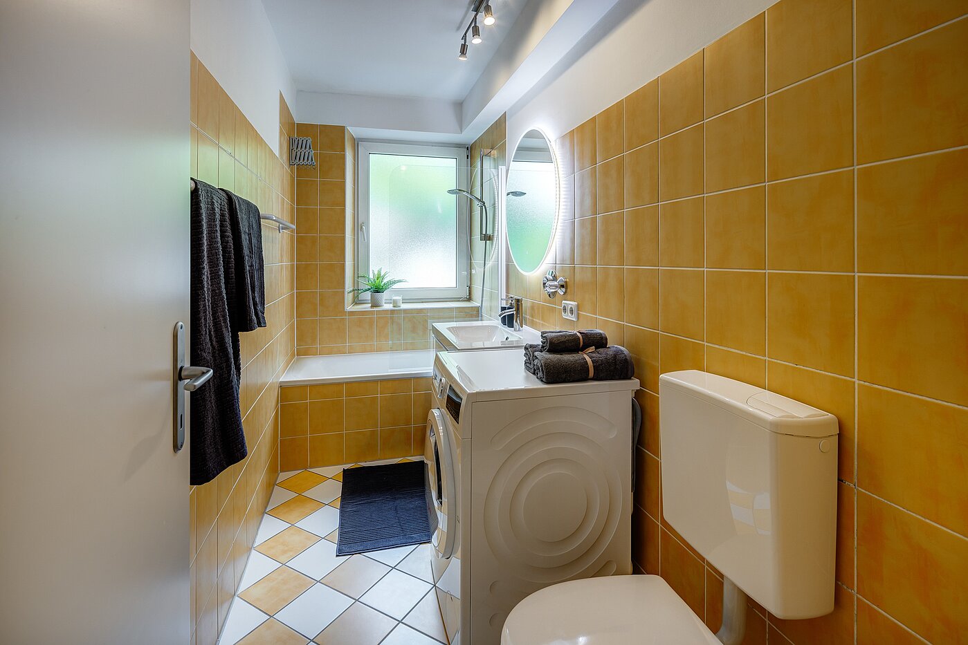 Apartment with 2.5 room | München-Isarvorstadt | 70121 | Bad mit Fenster...