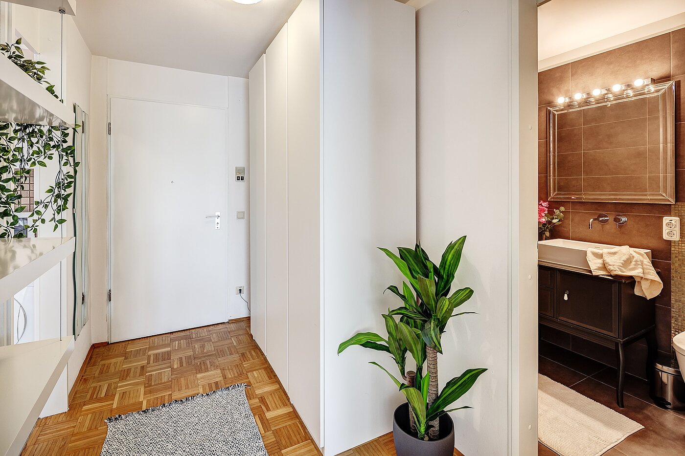 Apartment with 1.5 room | München-Bogenhausen | 2203ML2 | Blick zur Eingangstür und zum Bad