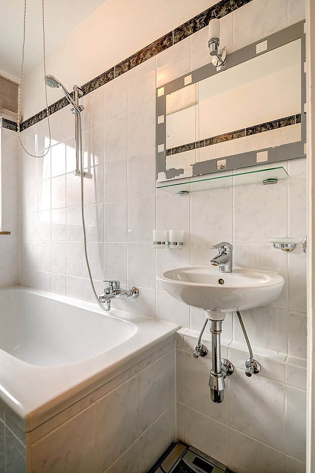 Apartment with 1 room | München-Schwabing | 2106ML1 | ...Wannenbad mit Fenster