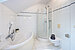 Eckbadewanne und Dusche