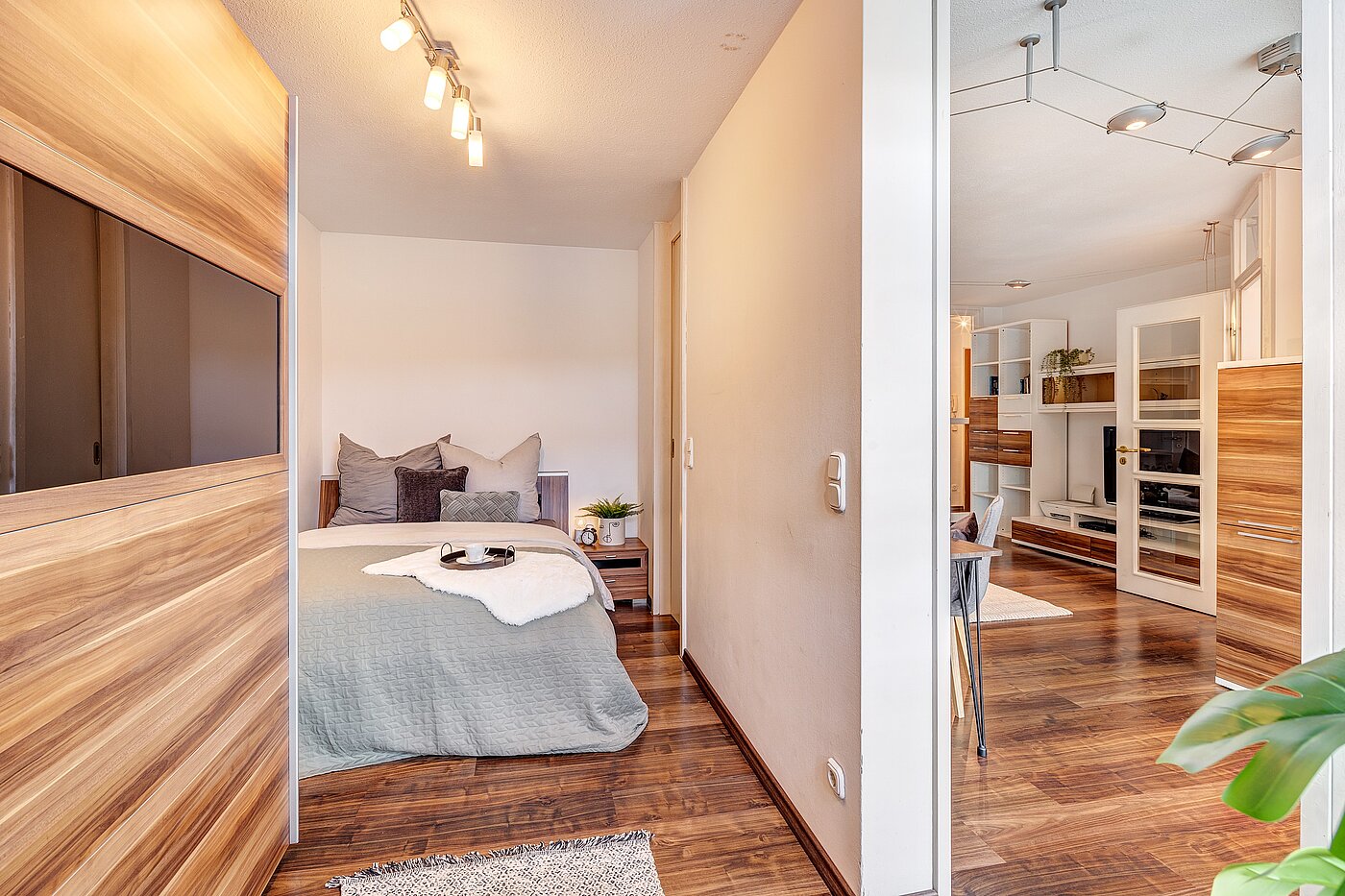 Apartment with 2 room | München-Schwabing | 2205ML71 | Blick ins Schlafzimmer...