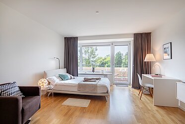 Solln: Apartment with a special charm—south-facing balcony—available