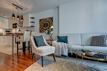Alt-Schwabing: High-end 2-bedroom apartment with a balcony and a sunroom