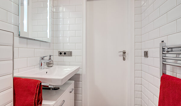 Apartment with 2 room | München-Bogenhausen | 70287 | Weiß gefliestes Bad...