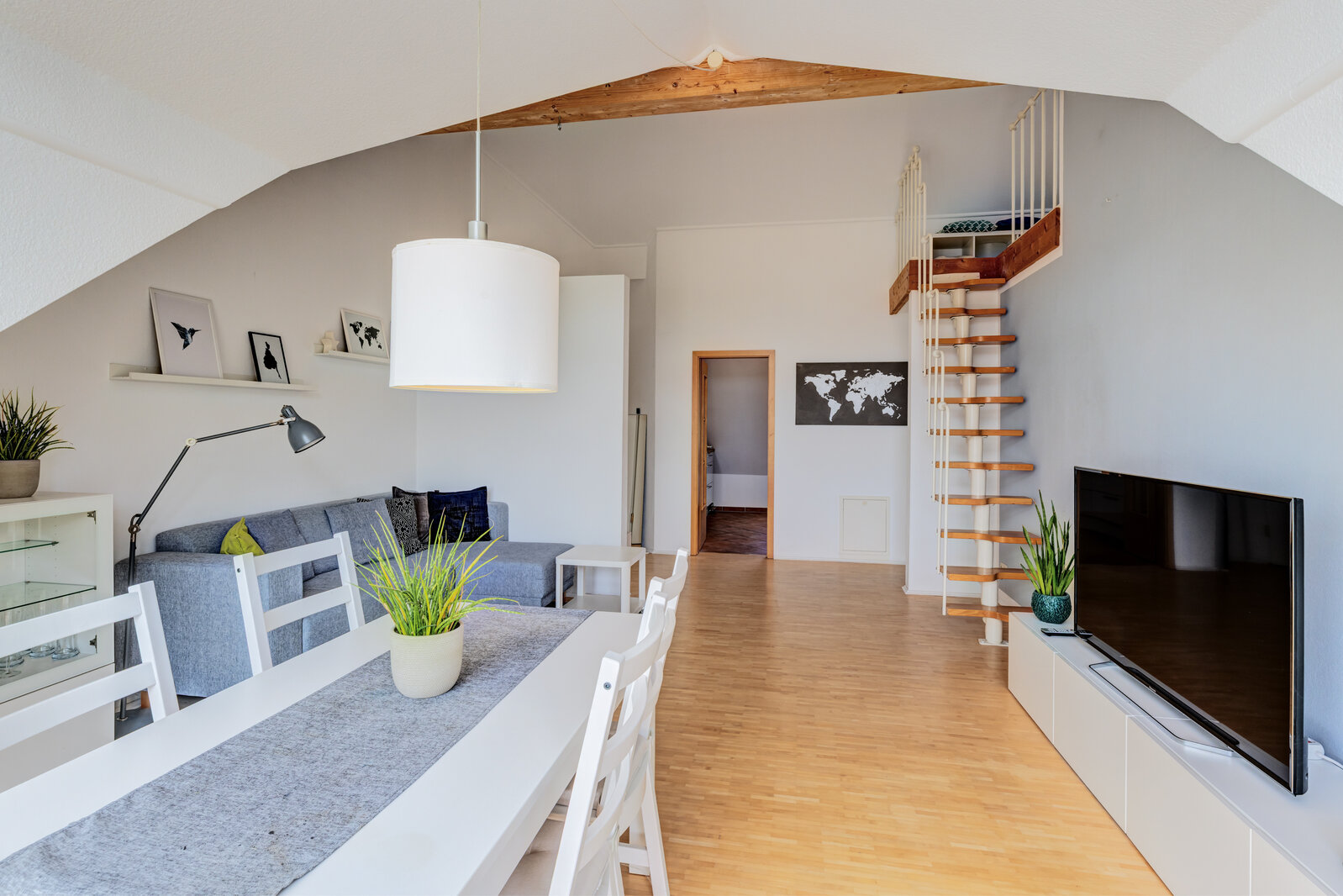 Bezaubernde 2,5-Zimmer Dachgeschoss Wohnung - Foto 1
