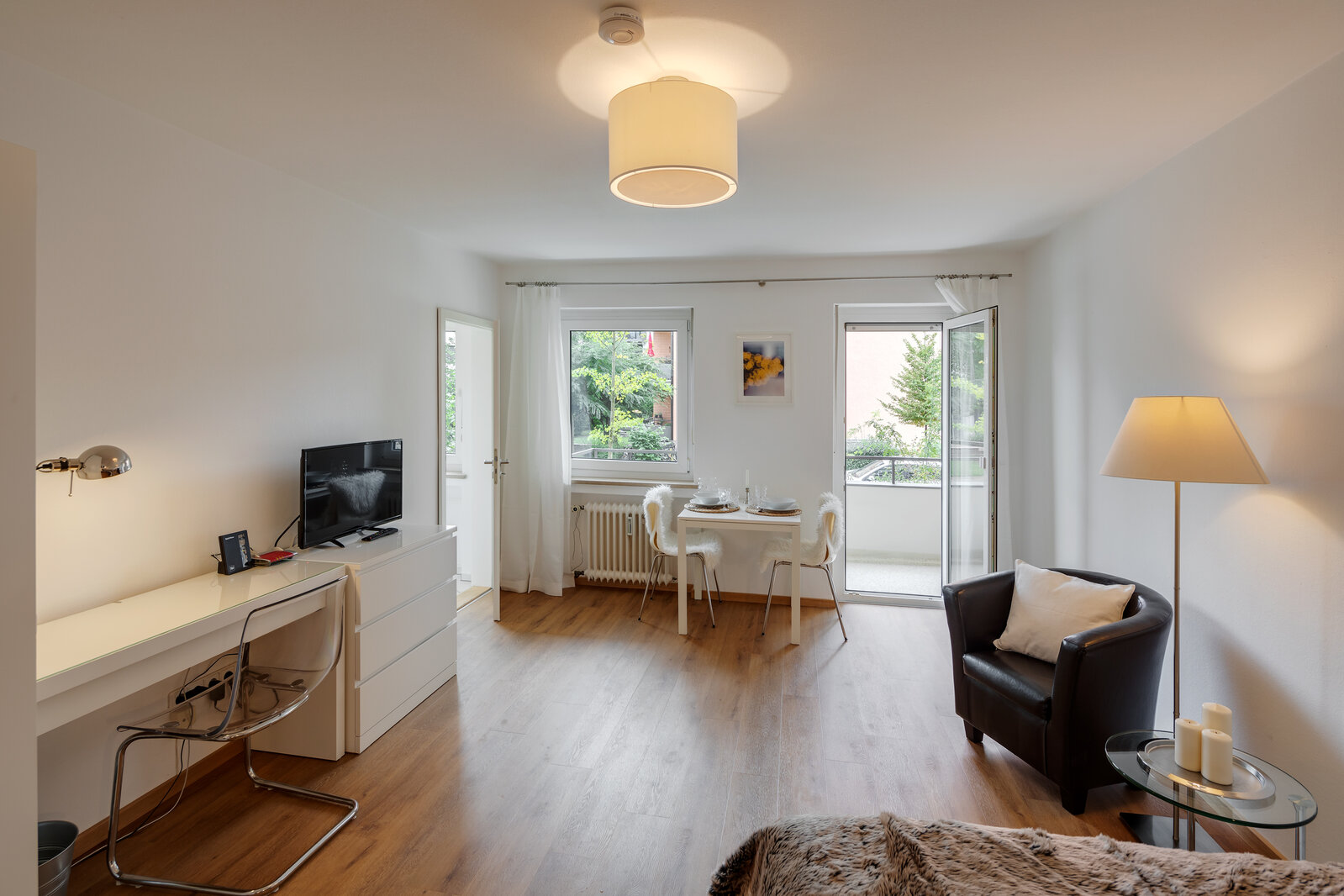 Bright 1-room apartment with modern furniture - Photo 1