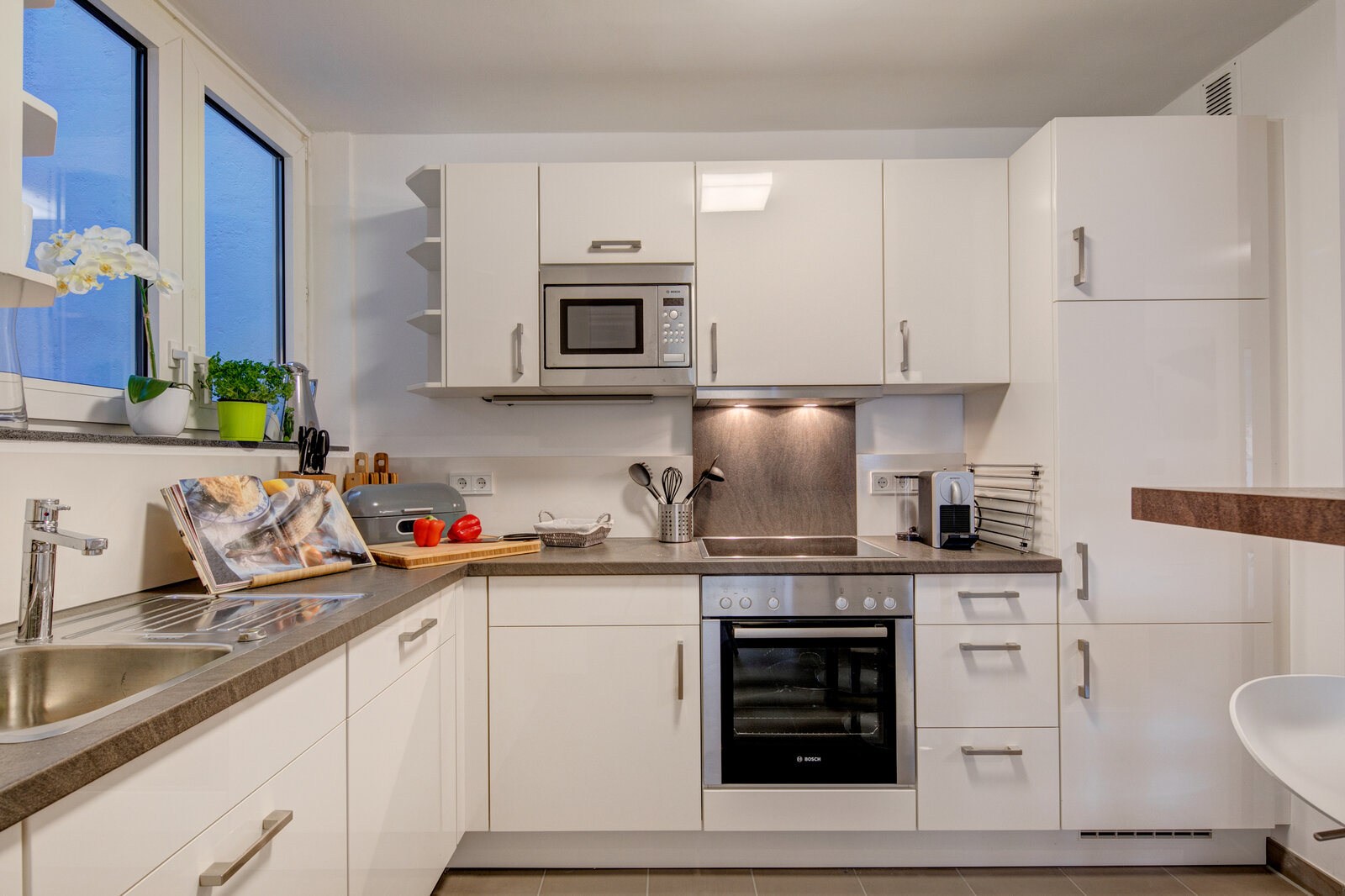 High-quality furnished 4-room apartment near Bonner Platz - Photo 1