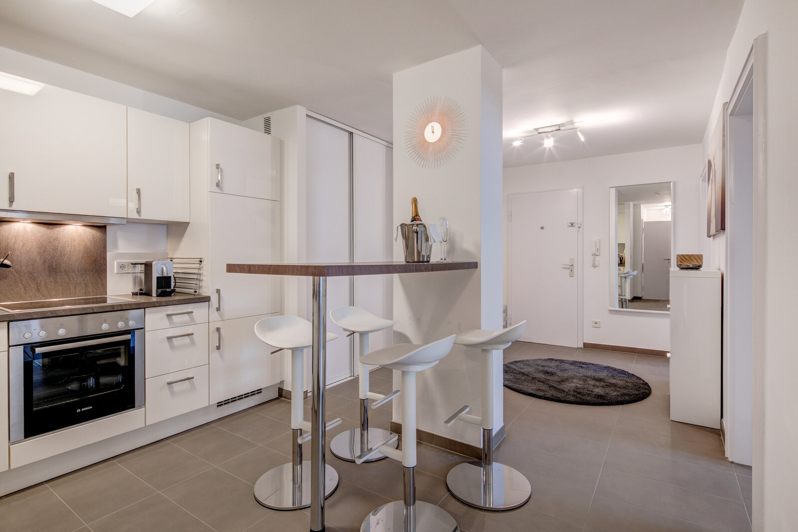 High-quality furnished 4-room apartment near Bonner Platz - Foto 2