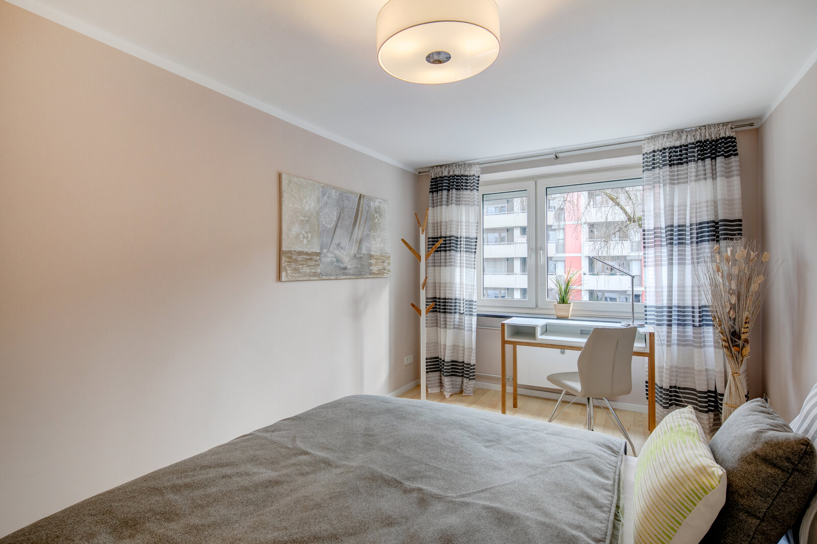 High-quality furnished 4-room apartment near Bonner Platz - Photo 2
