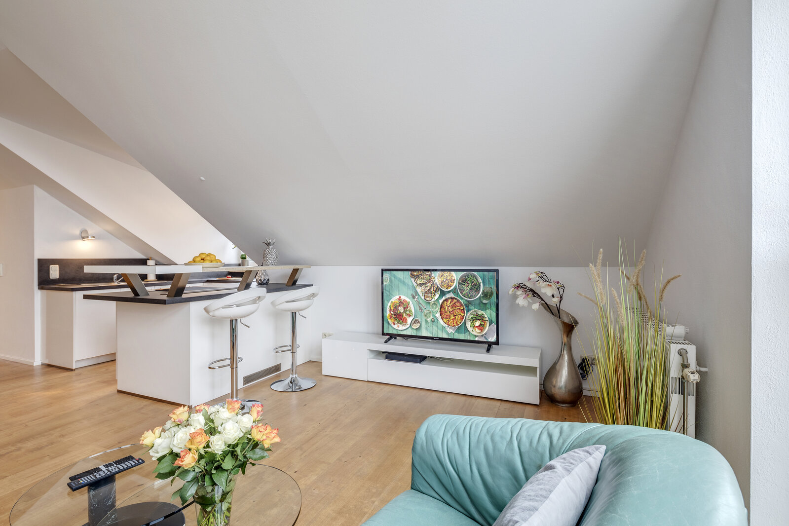 Light-flooded, beautiful 2-room attic apartment - Photo 3