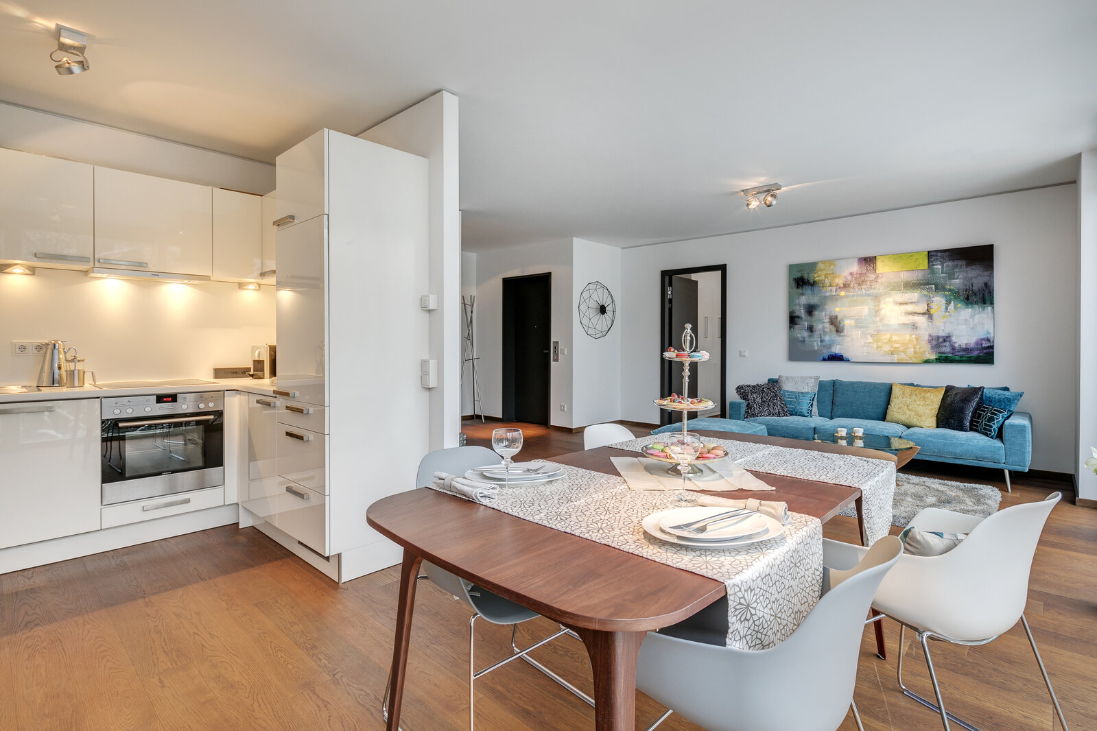 Prime location: high-quality 2-room apartment for rent - Photo 4