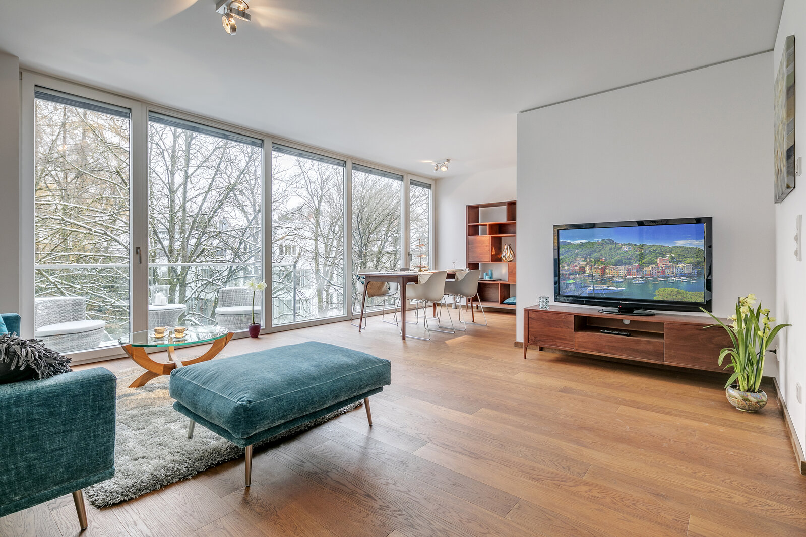 Prime location: high-quality 2-room apartment for rent - Photo 1