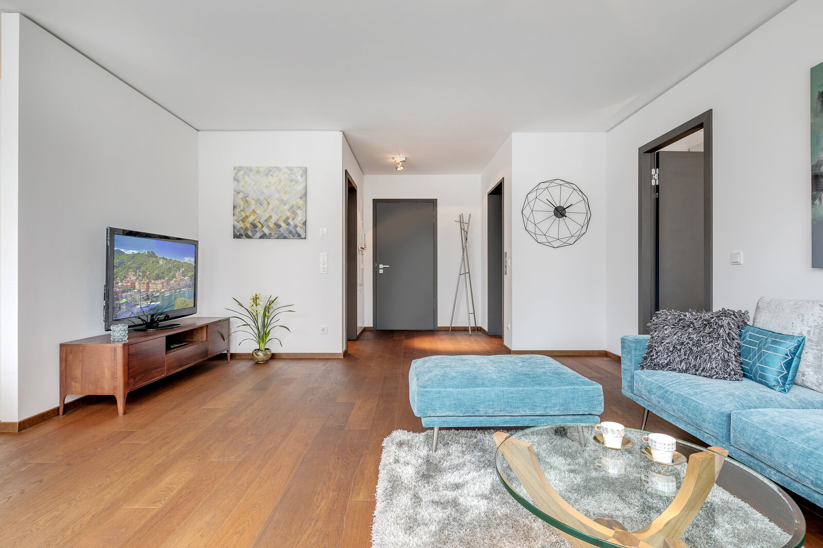 Prime location: high-quality 2-room apartment for rent - Photo 2