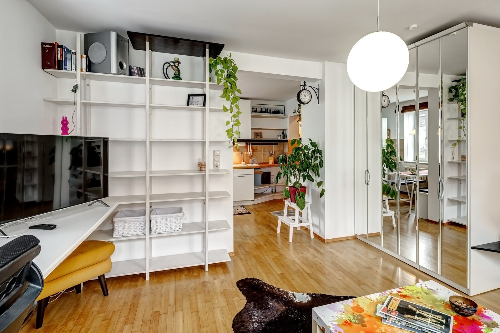 Sunny, nicely furnished apartment with storage room - Photo 1