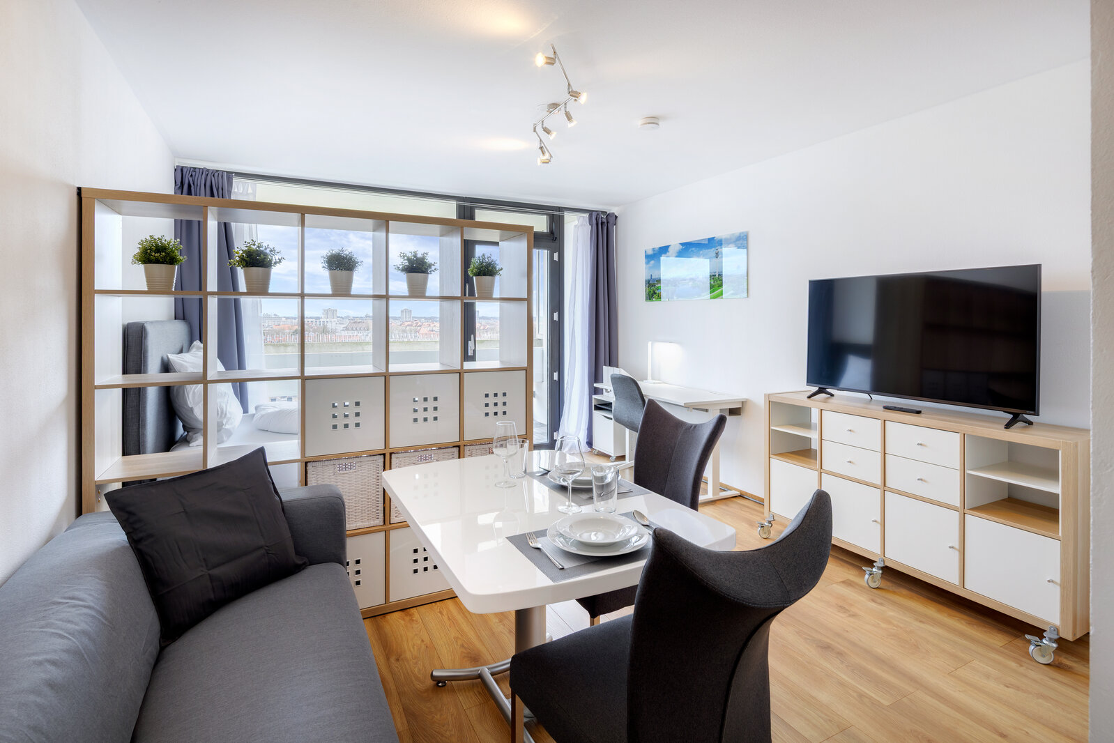 Near BMW: Temporary living in 1-room apartment in Schwabing - Photo 1