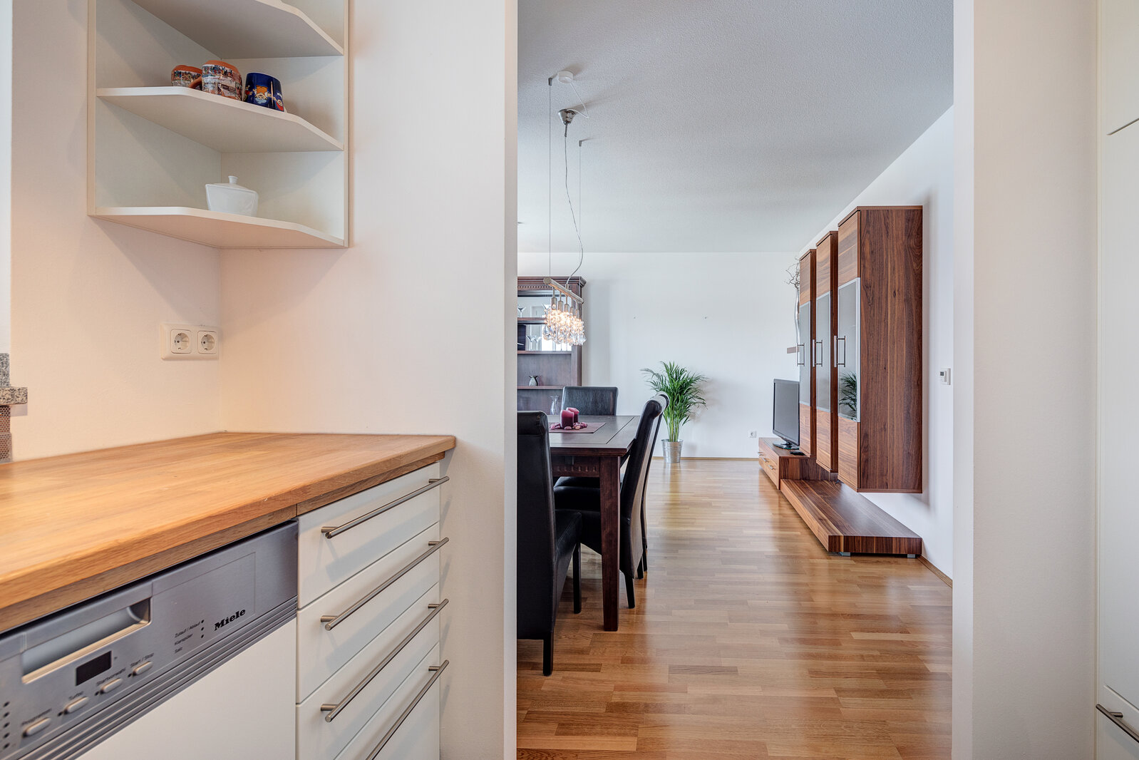 Beautiful 3-room apartment with modern kitchen in Neubiberg - Foto 1
