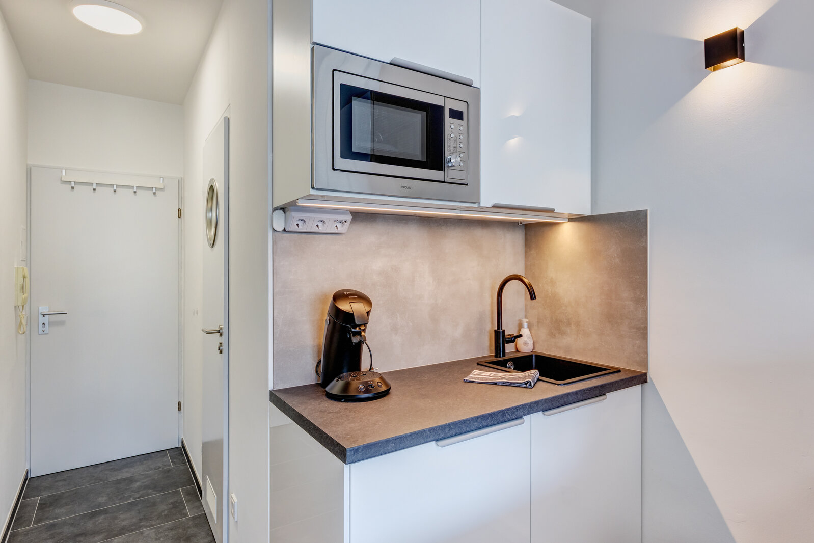 Small, modern and newly renovated 1-room studio apartment in Milbertshofen - Foto 4