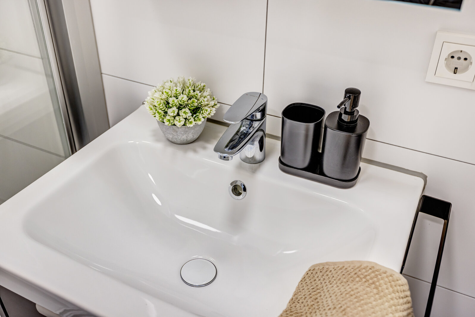 Small, modern and newly renovated 1-room studio apartment in Milbertshofen - Foto 5