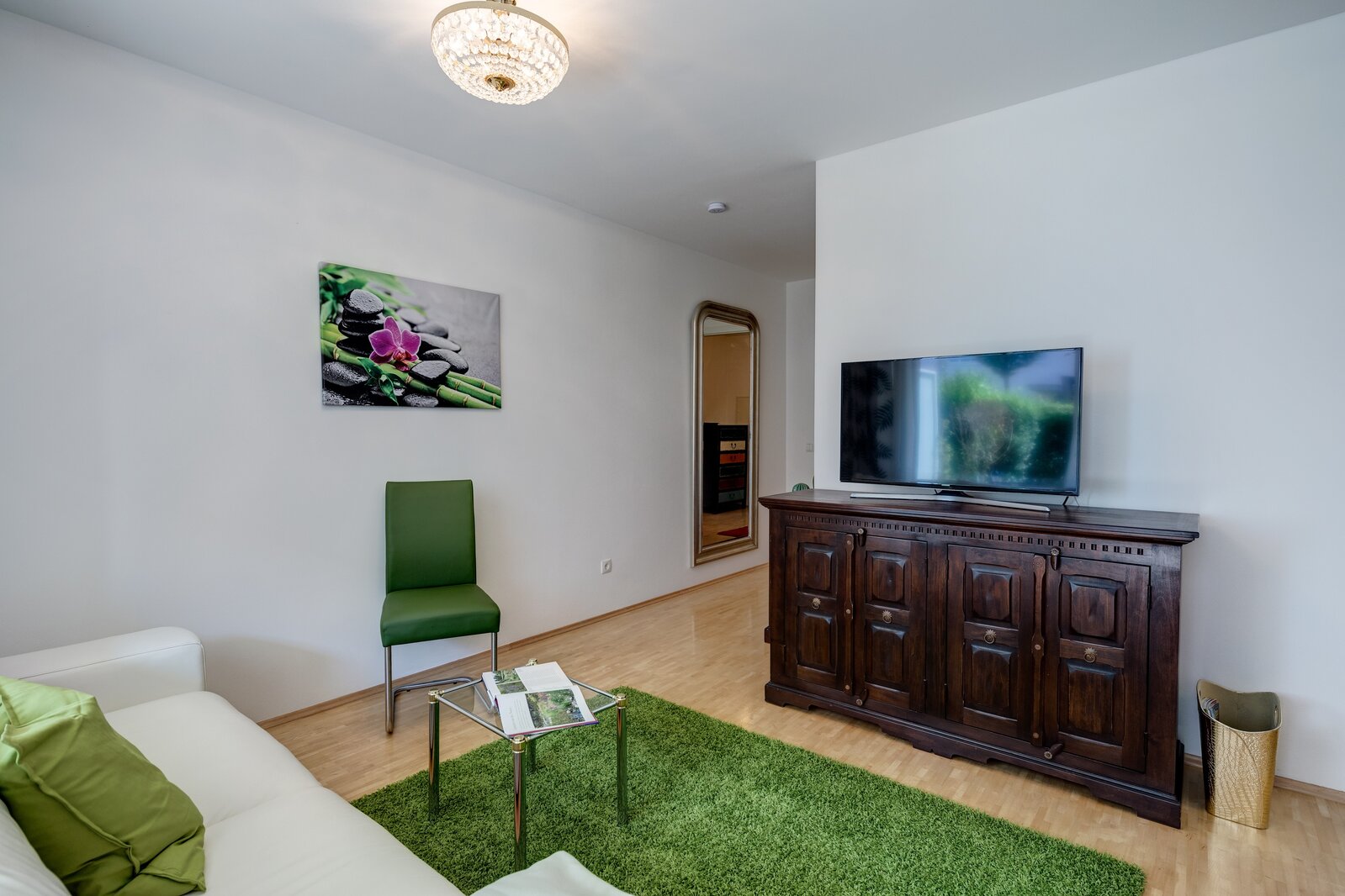 Bright furnished 2-room apartment with garden & terrace - Photo 1