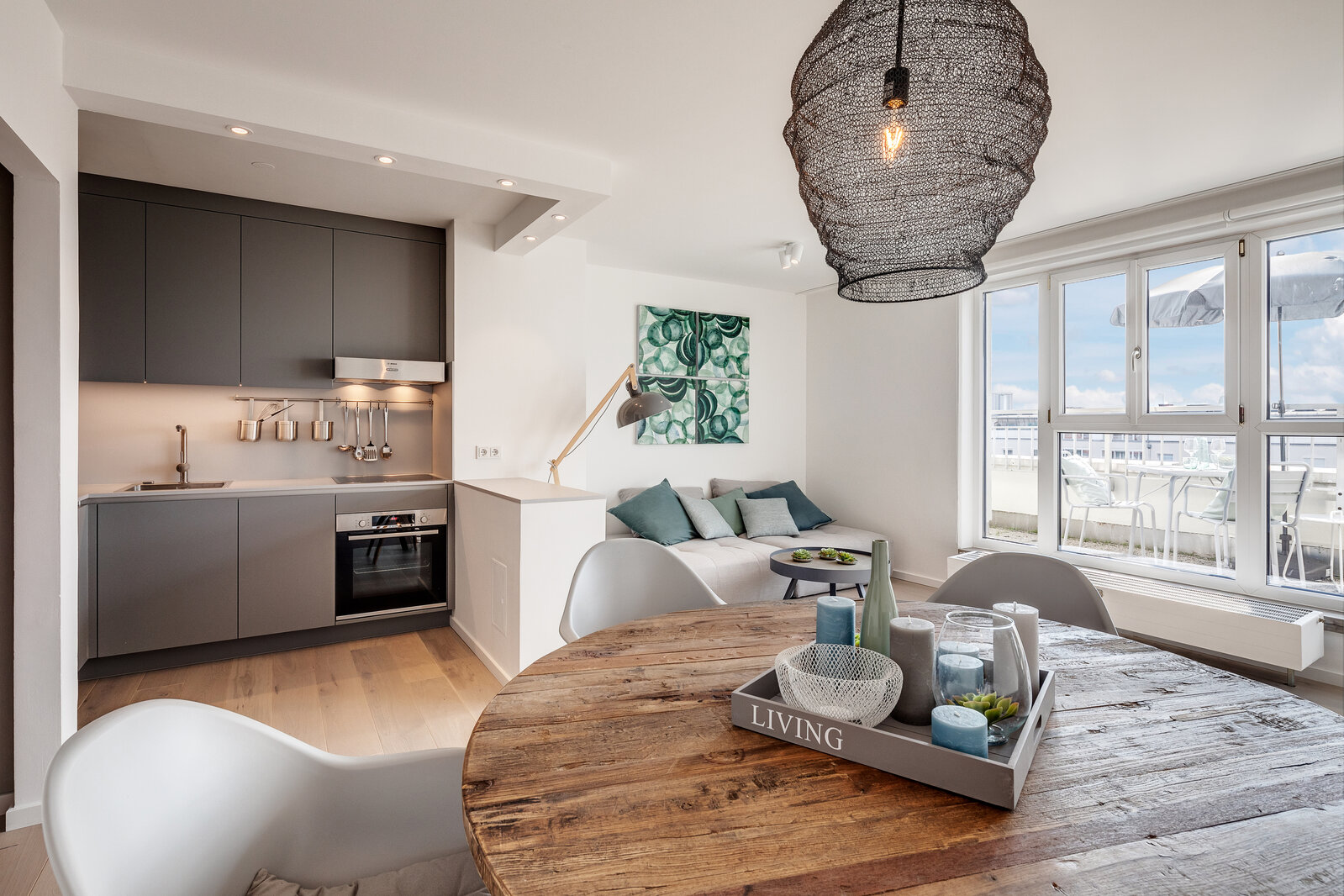 Bright 2-room apartment with two roof terraces - Photo 1