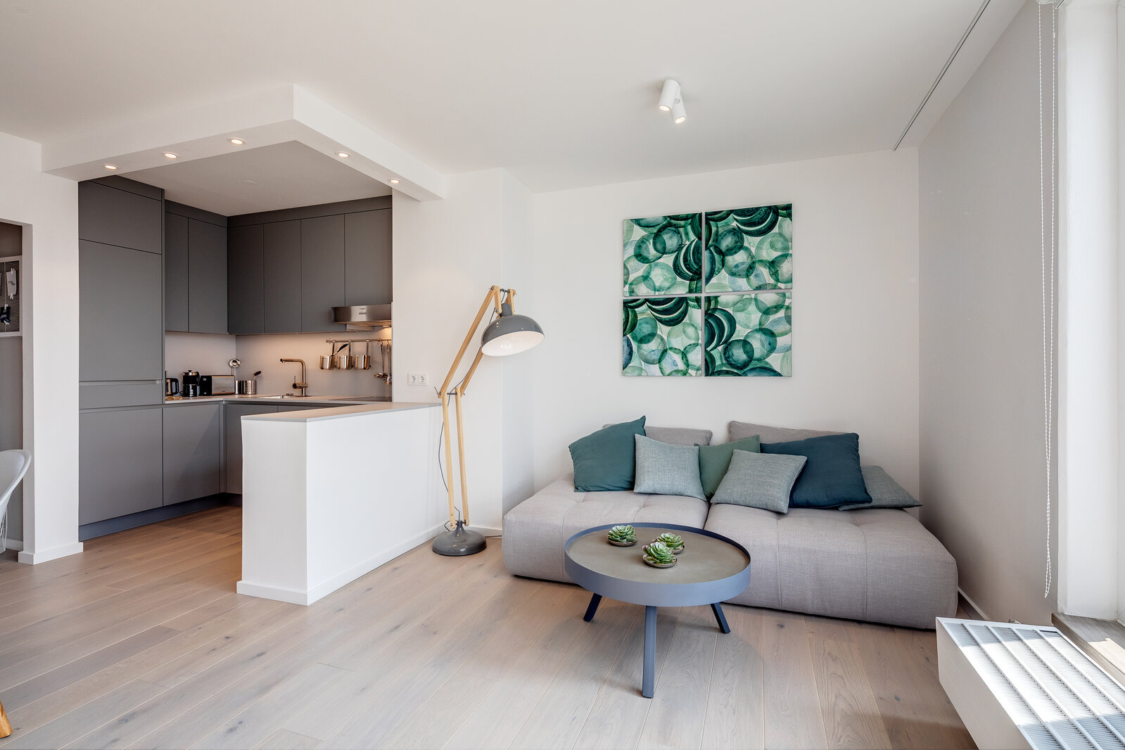 Bright 2-room apartment with two roof terraces - Photo 2