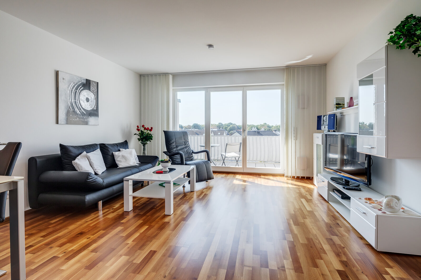 Pretty, furnished 4-room apartment with balcony - Photo 3