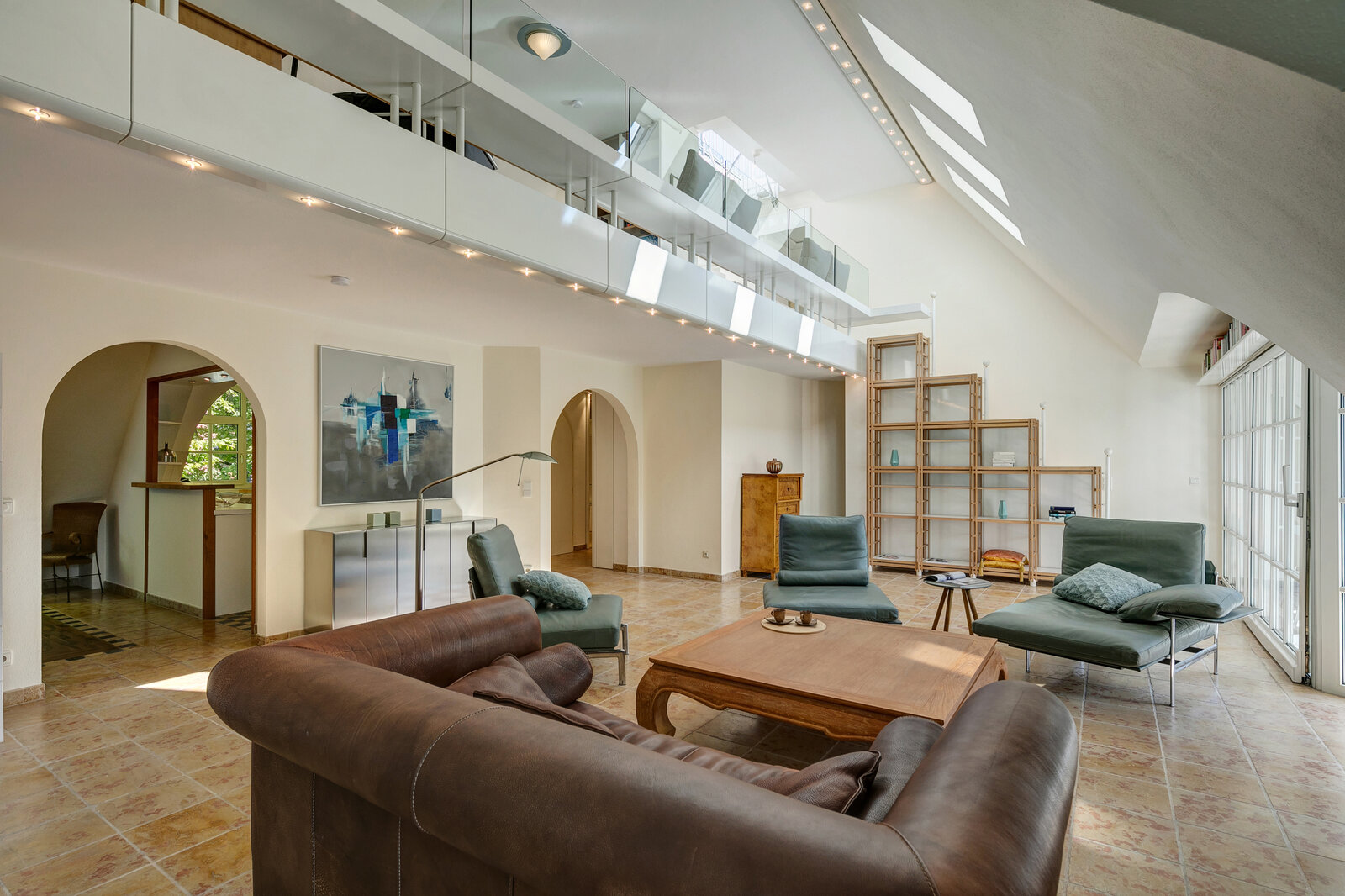 Light-flooded 4.5-room apartment with gallery - Photo 1